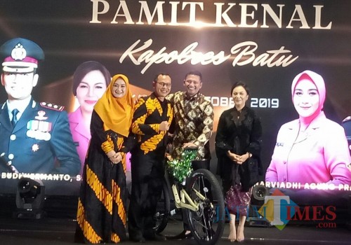 AKBP Budi Hermanto SIK, MSi mendapatkan sepeda dari AKBP Harviadhi Agung Pratama SIK, MIK Kapolres Batu