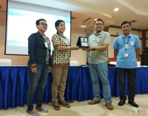 Manager Fungsi Komunikasi dan Kordinasi Kebijakan Kantor Perwakilan BI Kediri Son Haji menerima cindera mata dari Peruri. (eko Arif s /JatimTimes)