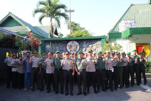 Jajaran polres maupun Kodim 0833 saat berfoto bersama. (ist)