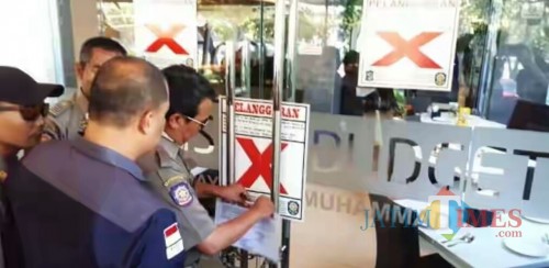Penyegelan yang dilakukan pihak Satpol PP Surabaya