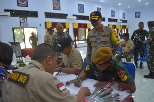 Kapolres Batu: AKBP Harviadhi Agung Pratama SIK, MIK sedang memantau para anggota TNI yang sedang mendaftarkan diri buat SIM