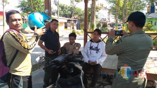 SR dan IW, dua pelajar kedapatan bolos sekolah dan bersantai di Taman Gledak Anyar Pamekasan