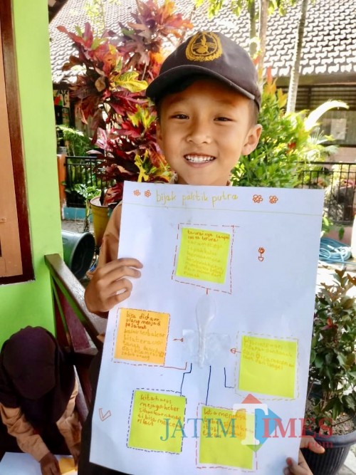 Salah satu siswa saat menunjukkan hasil Infografis Sederhana di SDN Sisir 3 Kota Batu, Jumat (4/10/2019).