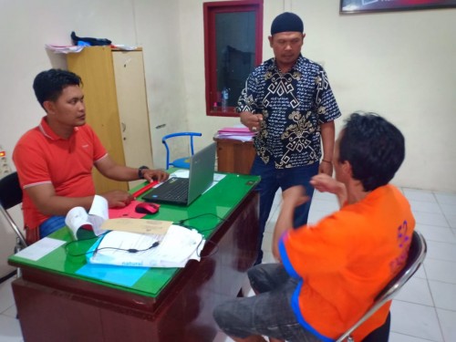 Tersangka sedang menjalani pemeriksaan.