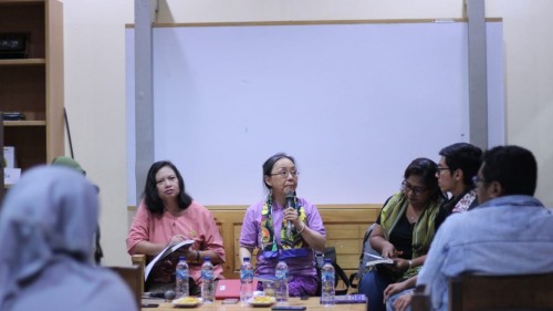 Diskusi bertajuk Perempuan-Perempuan Menggugat yang diisi langsung oleh penulis buku Perempuan-Perempuan Menggugat, Esthi Susanti Hudiono (tengah) yang diselenggarakan di Cafe Pustaka (Istimewa)