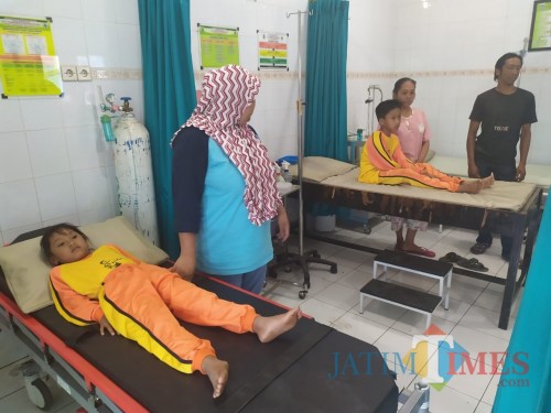 Kondisi salah satu siswa saat menjalani perawatan di puskesmas (Foto : Polsek Karangploso for MalangTIMES)