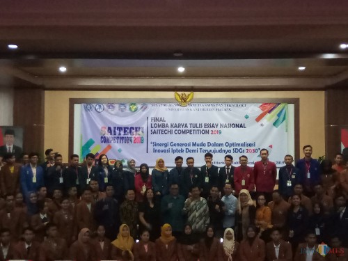 Para peserta yang berfoto bersama dengan jajaran civitas akademik FST bersama Wakil Wali Kota Malang, Sofyan Edy Jarwoko (Anggara Sudiongko/MalangTIMES)