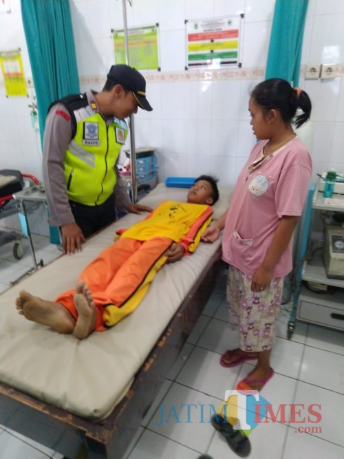Kondisi salah satu siswa saat menjalani perawatan di puskesmas akibat mengalami keracunan masal (Foto : Polsek Karangploso for MalangTIMES)