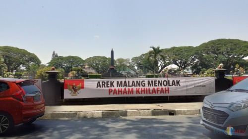 Poster bertuliskan 'Arek Malang Menolak Paham Khilafah' yang terpampang di bundaran tugu Kota Malang (Pipit Anggraeni/MalangTIMES)