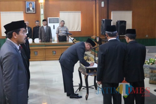 Prosesi pelantikan pejabat Pimpinan Tinggi Pratama dan Pejabat Pengawas di lingkungan Pemkab Jombang. (Foto : Adi Rosul / JombangTIMES)