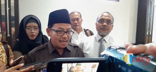 Wali Kota Malang Sutiaji saat diwawancara wartawan. (Foto: Imarotul Izzah/MalangTIMES)