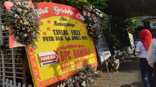 Karangan Bunga DPC Hanura Kota Malang sebagai bentuk bela sungkawa atas meninggalnya puteri mantan anggota DPRD Kota Malang, Afdhal Fauza (Pipit Anggraeni/MalangTIMES).