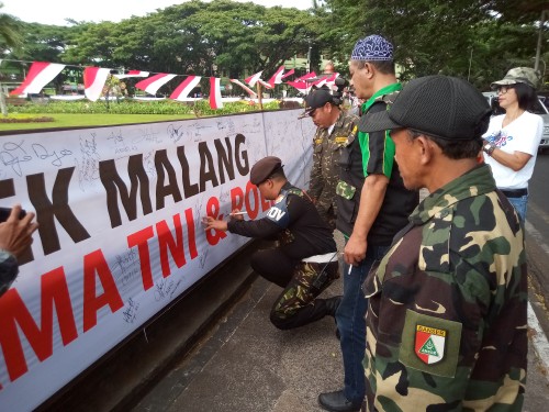 Banser saat ikut membubuhkan tanda tangan pada spanduk sebagai bentuk dukungan untuk menjaga konduaifitas dan keutuhan NKRI, serta melawan kelompok-kelompok yang ingin mengacau (Anggara Sudiongko/MalangTIMES)
