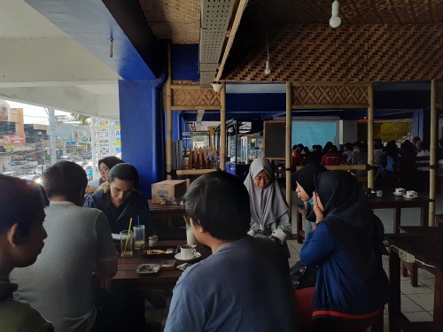 Suasana rapat event Pameran Photography UKM Panorama Photography Unisma di Coffe Times , Minggu (6/10) (Arifina Cahyanti Firdausi/MalangTIMES)