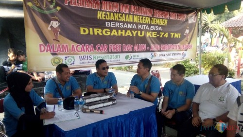 Wakil Pimpinan KPK Nutul Gufron (dua dari Kiri), Kajari Jember Prima Idwan Mariza (tiga dari kiri), serta beberapa pejabat kejari Jember saat di acara Tilang On The Spot. (foto : Moh. Ali Makrus / Jatim TIMES)