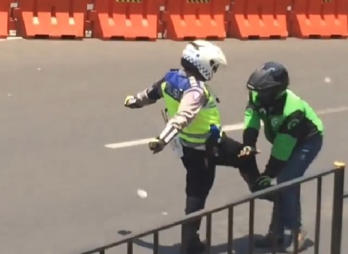 Oknum polisi yang menendang dan memukul helm ojol di Bogor (ist)