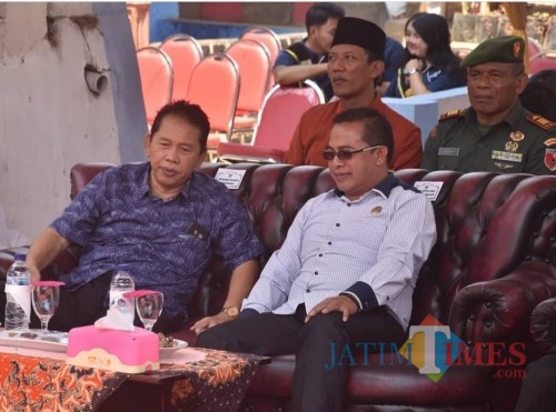 Sekda Kabupaten Malang Didik Budi Muljono (kiri) saat menghadiri acara di Ngadirejo. (for MalangTimes)