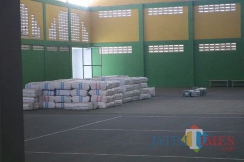 Terlihat tumpukan kain seragam di tennis indoor Jombang. (Foto : Adi Rosul / JombangTIMES)