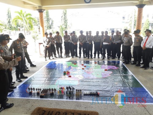 Aparat Kepolisian melakukan simulasi pengamanan menggunakan floor tactical games