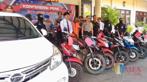 Barang bukti yang telah diamankan petugas Polres Batu dari tangan Muhammad Khamim di halaman Polres Batu, Senin (7/10/2019). (Foto: Irsya Richa/MalangTIMES)