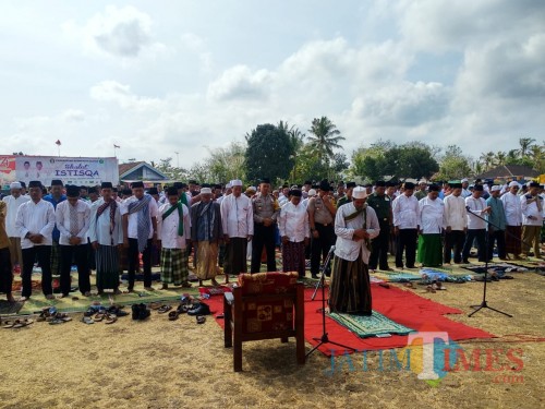 Bupati Blitar Rijanto hadir dan mengikuti Sholat Istiqo' di Desa Panggungrejo.(Foto : Malik Naharul/BlitarTIMES)