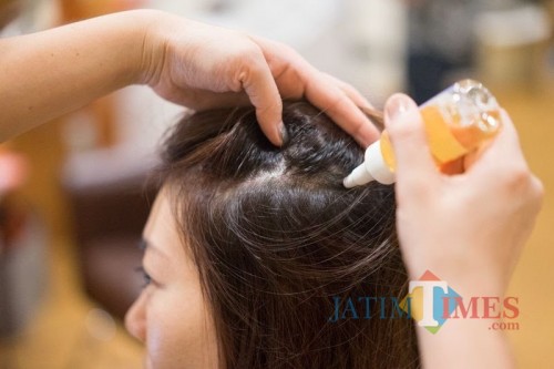 Pemberian perawatan minyak pada rambut. (Foto: istimewa)