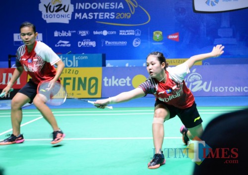 Ribka Sugiarto (kanan) bersama Siti Fadia saat menjalani laga melawan Della Destiara Haris/Rizki Amelia Pradipta di final ganda putri Yuzu Indonesia Masters 2019. (Hendra Saputra)