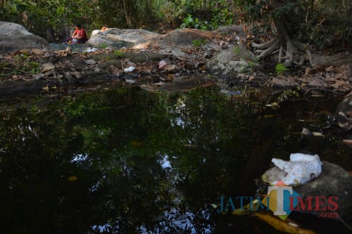 Sejumlah warga Desa Marmoyo terlihat sedang memanfaatkan air di Sedang Tlimo untuk mencuci. (Foto : Adi Rosul / JombangTIMES)