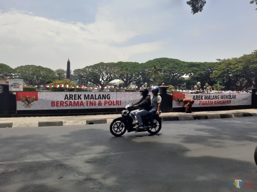 Beberapa Spanduk dukungan demokrasi melingkari kawasan Bundaran Tugu Kota Malang (Arifina Cahyanti Firdausi/MalangTIMES)
