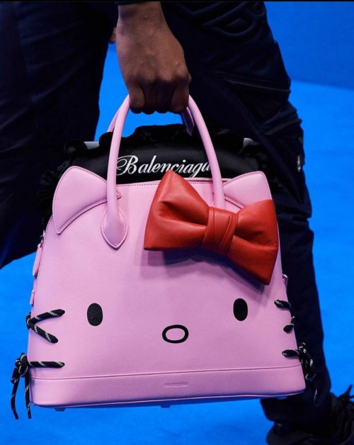 Tas Hello Kitty Balenciaga. (Foto: Instagram @hellokittyeu)