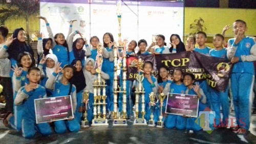 Tentara Cilik Poltekad (TCP) SDN Ngaglik 01 Kota Batu saat mendapatkan trofi. (Foto: istimewa)
