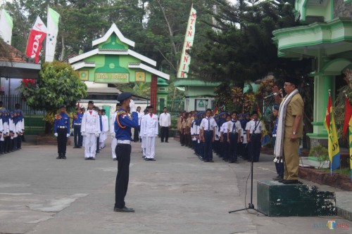 Bupati Blitar menjadi irup upacara Harlah ke 50 MTsN Blitar.(Foto : Aunur Rofiq/BlitarTIMES)