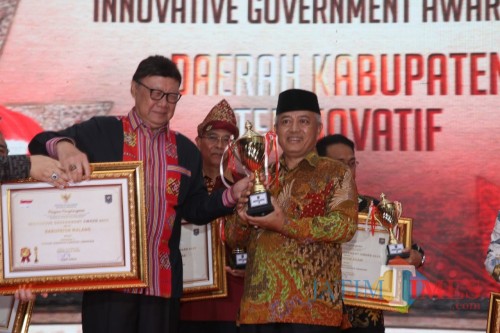 Bupati Malang Sanusi saat menerima penghargaan dari mendagri. (for MalangTimes)