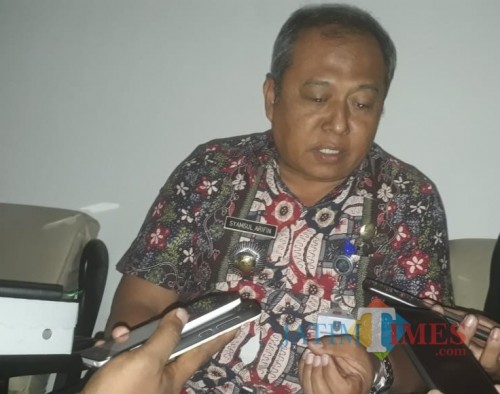 Camat Perak, Syamsul Arifin saat diwawancarai sejumlah wartawan. (Foto: Adi Rosul / JombangTIMES)