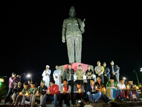 Doa bersama untuk negeri digelar dibawah patung Bung Karno di Blitar.(Foto : Malik Naharul/BlitarTIMES)