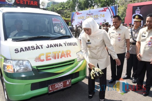 Gubernur Jatim Khofifah ketika launching Unit Samsat Keliling Cettar