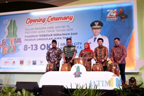Gubernur Jatim Khofifah ketika membuka acara