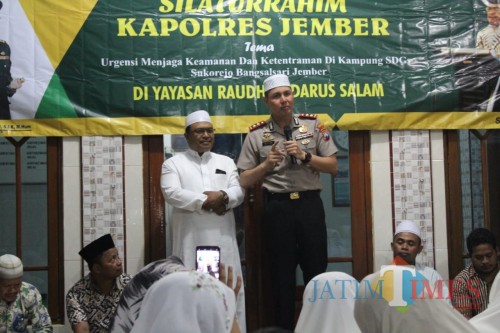 Kapolres Jember AKBP. Alfian Nurrizal bersama dengan ketua Baznas Jember. (foto : Danu P / Jatim TIMES)