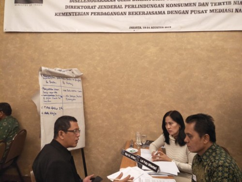 Luh Eka Wulantari, saat beberapa waktu lalu tengah melakukan ujian praktek sebagai mediator (baju putih) (ist)