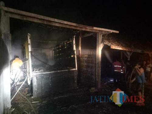 Truk di dalam garasi ikut terbakar. Kejadian ini berlangsung di Desa Nglampir, Kecamatan Bandung, Tulungagung. / Foto : Rakidi / Tulungagung TIMES