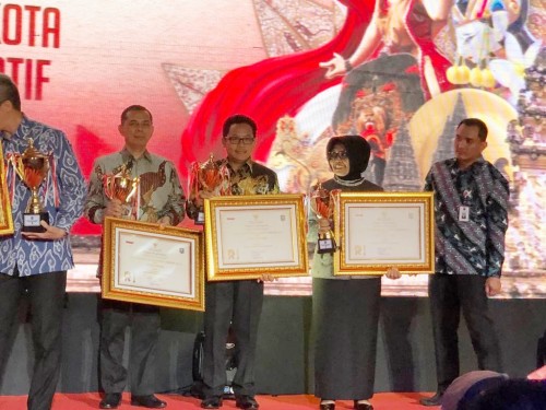 Wali Kota Malang Sutiaji (tengah berkacamata) saat menerima Penghargaan Innovative Government Award dari Kemendagri. (Foto: Humas Pemkot Malang)