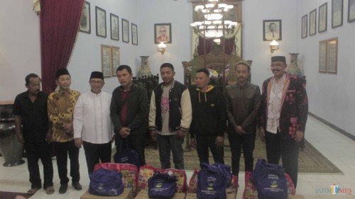 Bupati Blitar Rijanto, Kepala Dinsos Romelan bersama para pengungsi Wamena asal Blitar.(Foto : Aunur Rofiq/BlitarTIMES)