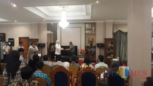 Bupati Jember saat memberikan perizinan secara langsung kepada investor. (foto : Basid / Jatim TIMES)