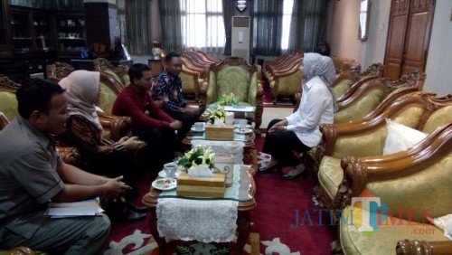 Bupati saat menggelar audiens dengan Komisioner KPUD Jember (foto : Moh. Ali Makrus / Jatim TIMES)