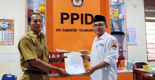 Ketua KPUD Tulungagung Mustofa Saat Terima Berkas Pengajuan PAW / Foto : KPUD / Tulungagung TIMES