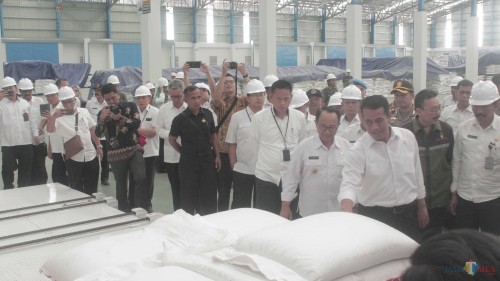 Menpan Amran Sulaiman meninjau proses produksi gula di PG RMI Blitar.(Foto : Aunur Rofiq/BlitarTIMES)