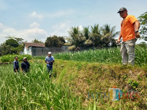 Tim dari BPCB Jatim saat penggalian candi di Kel Gedog Kota Blitar.(Foto : Malik Naharul/BlitarTIMES)