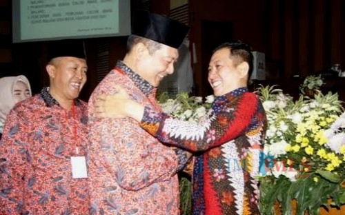 Ucapan selamat Ketua DPRD Kabupaten Malang Didik Gatot Subroto kepada M Soedarman yang terpilih menjadi Wabup Malang (Nana)