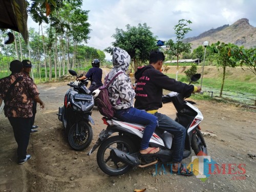 Irfan dan Sulasmiasih saat dibawa perangkat desa ke Kantor Desa karena bangun kesiangan di Pos Kamling (Foto: Anang Basso / TulungagungTIMES)