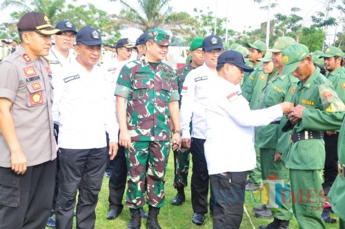 Bupati Blitar Rijanto dan Forkopimda mengecek pasukan yang diterjunkan dalam pilkades serentak.(Foto : Aunur Rofiq/BlitarTIMES)